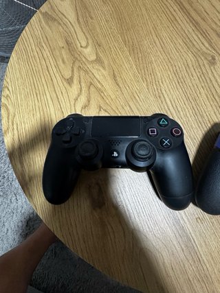 PS4 Pro Usado + 2 Mandos e dos videojuegos
