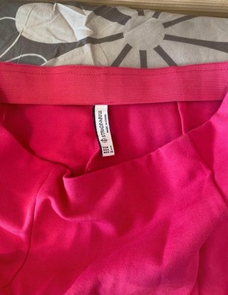 Falda corta rosa Stradivarius