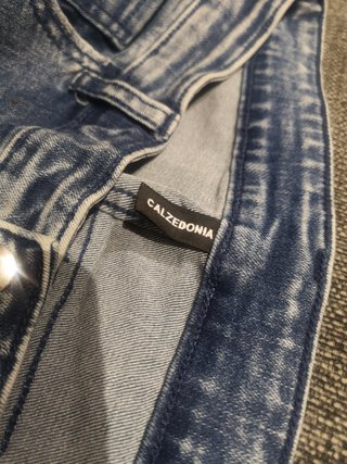 Pantalón vaquero Calzedonia con pedrería Talla L