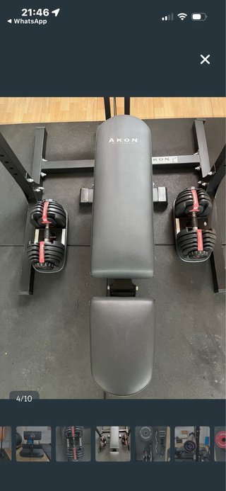 Rack de gimnasio con banco y pesas