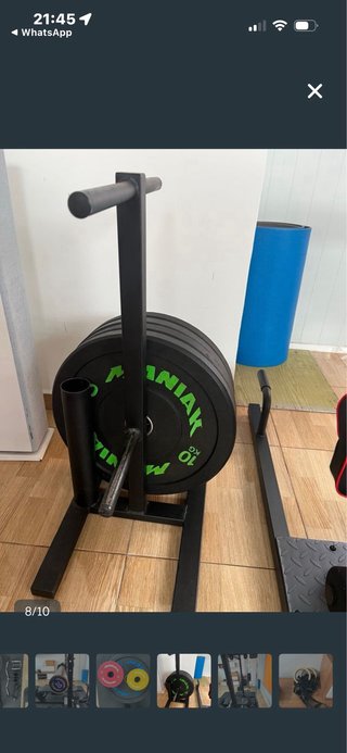 Rack de gimnasio con banco y pesas