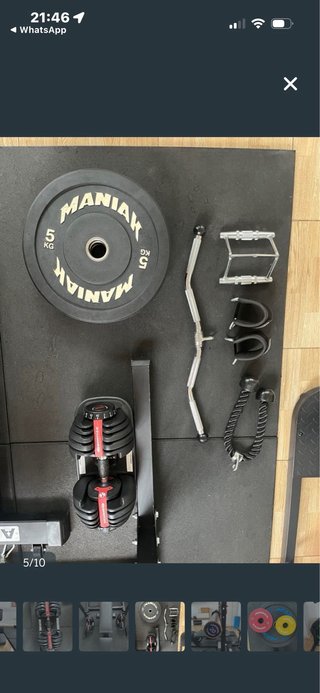 Rack de gimnasio con banco y pesas