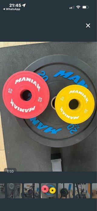 Rack de gimnasio con banco y pesas
