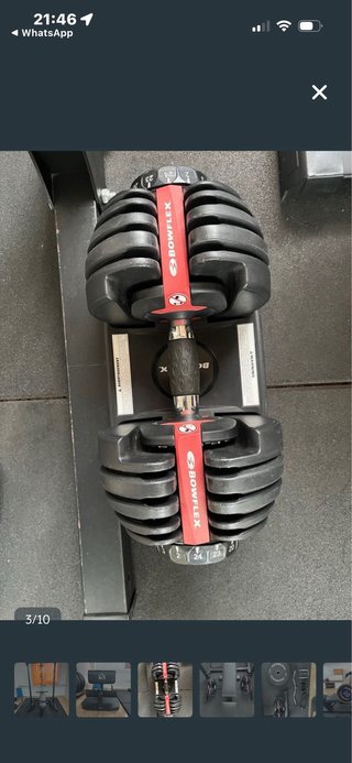 Rack de gimnasio con banco y pesas