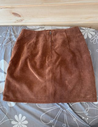 Falda corta Stradivarius marrón
