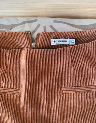 Falda corta Stradivarius marrón