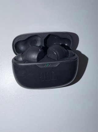 Auriculares JBL Wave Beam Negros funcionando bien