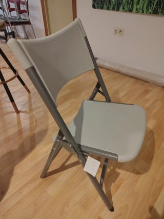 Sillas plegables metálicas y de plástico