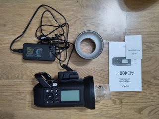 Flash Godox AD400 Pro con accesorios