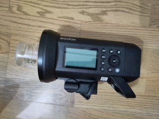 Flash Godox AD400 Pro con accesorios