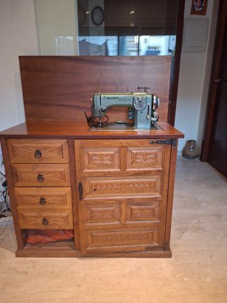 Máquina de coser Refrey con mueble