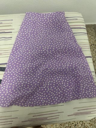 Falda larga morada con estampado blanco
