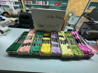 Para Isabel A/ 8 cajitas madejas+1 caja hilos