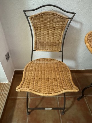 Mesa y 2 sillas forja y mimbre