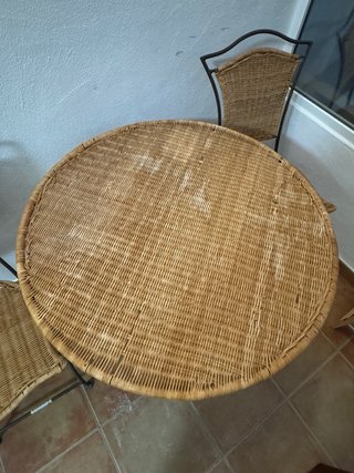 Mesa y 2 sillas forja y mimbre
