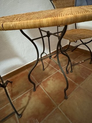 Mesa y 2 sillas forja y mimbre
