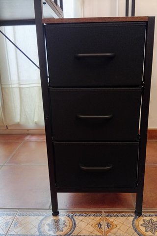 Escritorio con estantería y cajonera