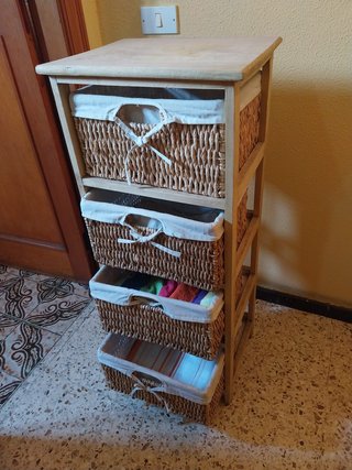 Cajonera madera con cestas mimbre