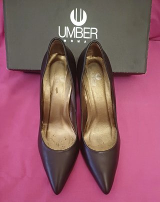 Zapatos de tacón negros y dorados