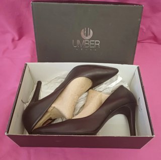 Zapatos de tacón negros y dorados