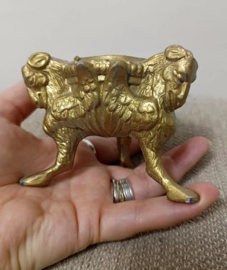 Strano curioso ornamento antico da collezione