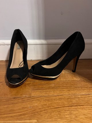 Tacones negros con detalle dorado 37 nuevos