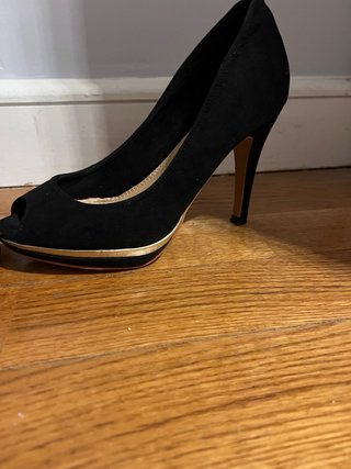 Tacones negros con detalle dorado 37 nuevos