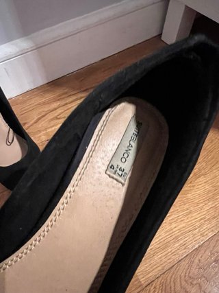 Tacones negros con detalle dorado 37 nuevos
