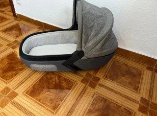 Capazo de bebé gris