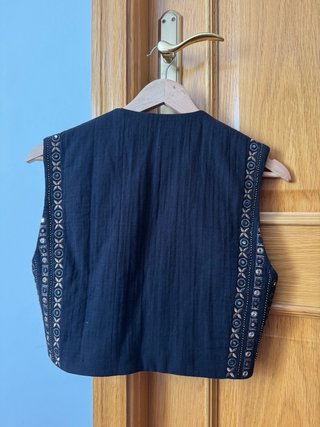 Chaleco Zara negro y dorado bordado