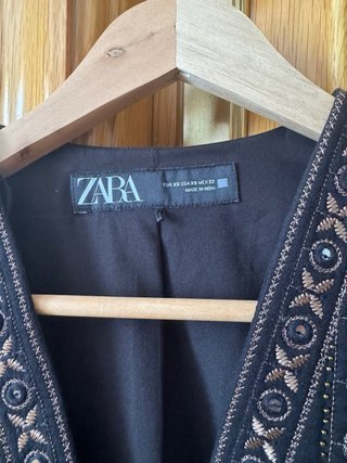 Chaleco Zara negro y dorado bordado