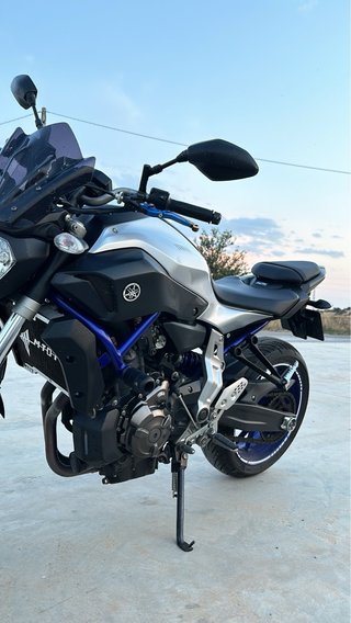 Yamaha MT-07 Plata y Negra