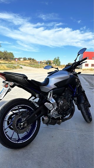 Yamaha MT-07 Plata y Negra