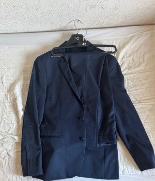 Traje azul marino Kiabi.