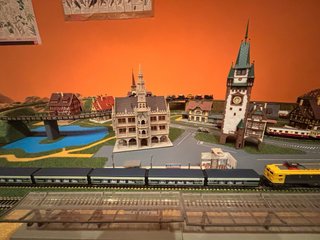 Maqueta de tren electrico, 88×182 cm, Escala 2N