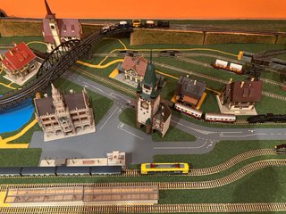 Maqueta de tren electrico, 88×182 cm, Escala 2N