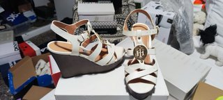 Sandalias cuña blancas y doradas