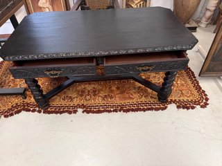 Mesa antigua de madera tallada y sillón