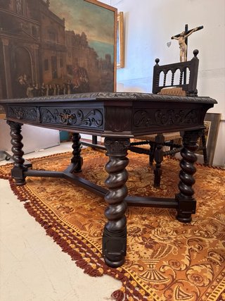 Mesa antigua de madera tallada y sillón