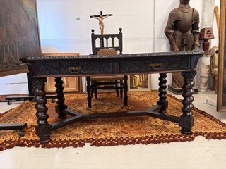 Mesa antigua de madera tallada y sillón