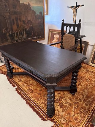 Mesa antigua de madera tallada y sillón