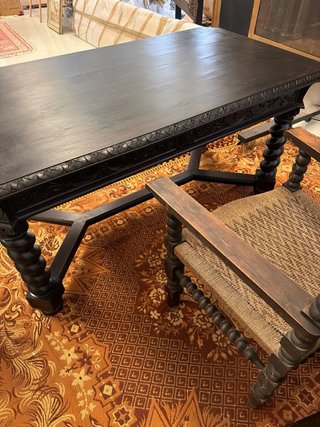 Mesa antigua de madera tallada y sillón