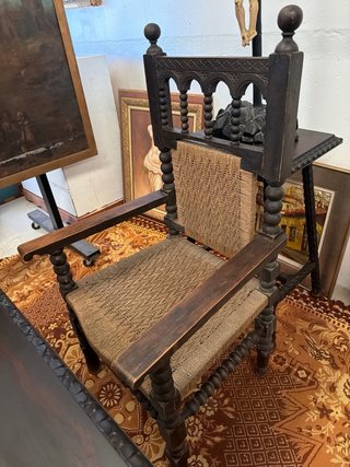 Mesa antigua de madera tallada y sillón