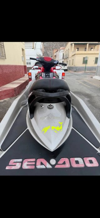Moto de agua Sea-Doo GTX roja y plateada