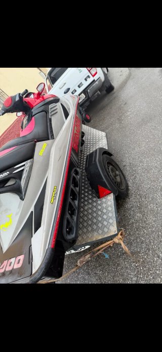 Moto de agua Sea-Doo GTX roja y plateada