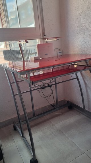 Mesa de estudio cristal roja y metal