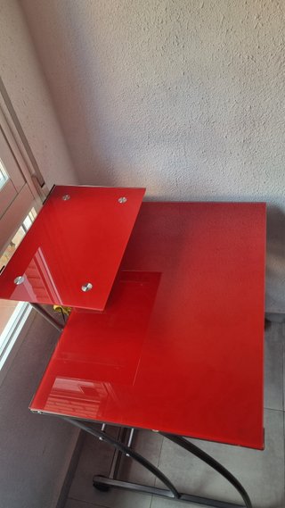 Mesa de estudio cristal roja y metal