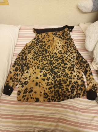 Camisa satinada estampado leopardo