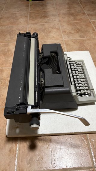 Máquina de escribir Olivetti Línea 98