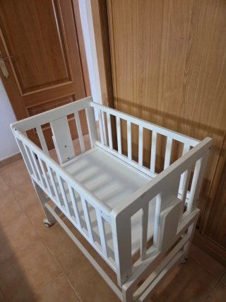 Minicuna bebé blanca con ruedas